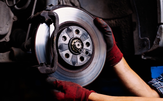 manutenção de freios de um carro